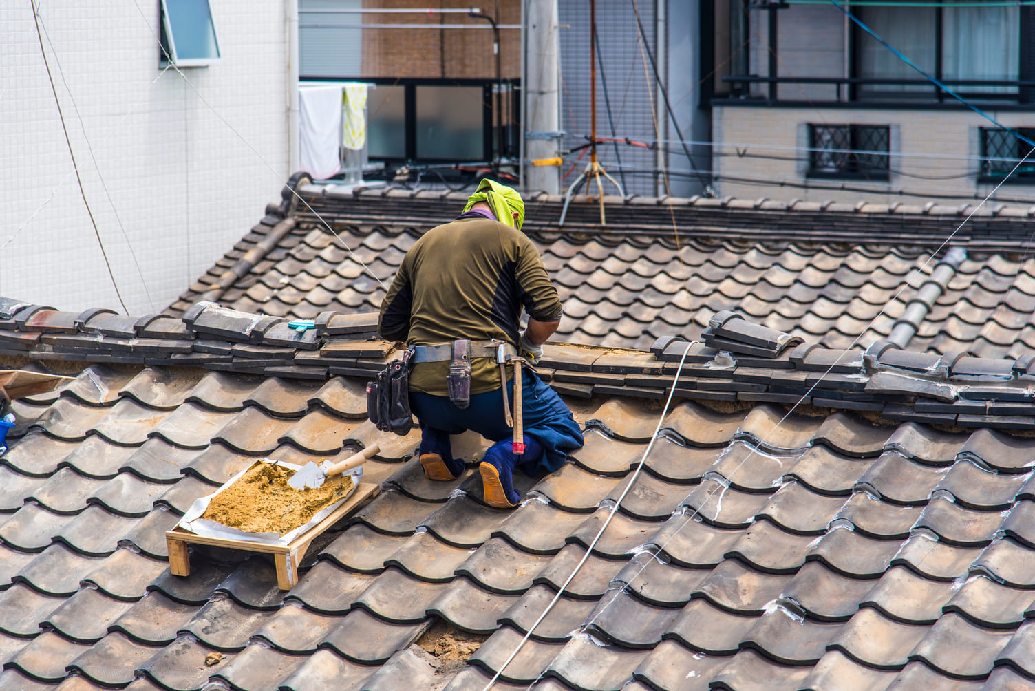 屋根の補修をしている瓦職人